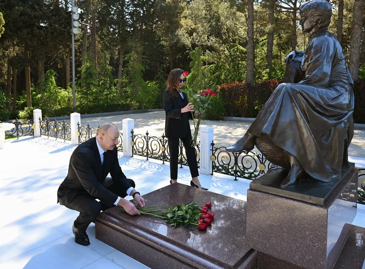 İlham Əliyev və Mehriban Əliyeva Fəxri xiyabanda Ulu Öndər Heydər Əliyevin məzarını ziyarət ediblər 