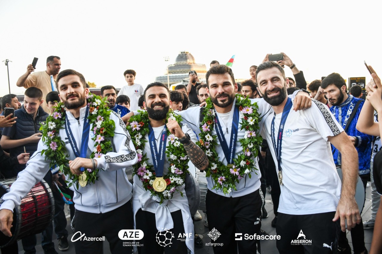 Avropa çempionatında qızıl medal qazanan Azərbaycanın minifutbol millisi Vətənə qayıdıb