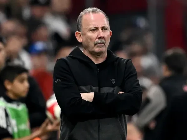 “Beşiktaş” baş məşqçisi ilə yollarını ayırdı