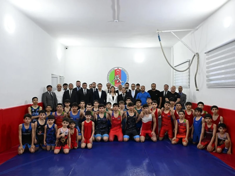 Olimpiya çempionları yeniyetmə və gənc güləşçilərlə görüşüblər