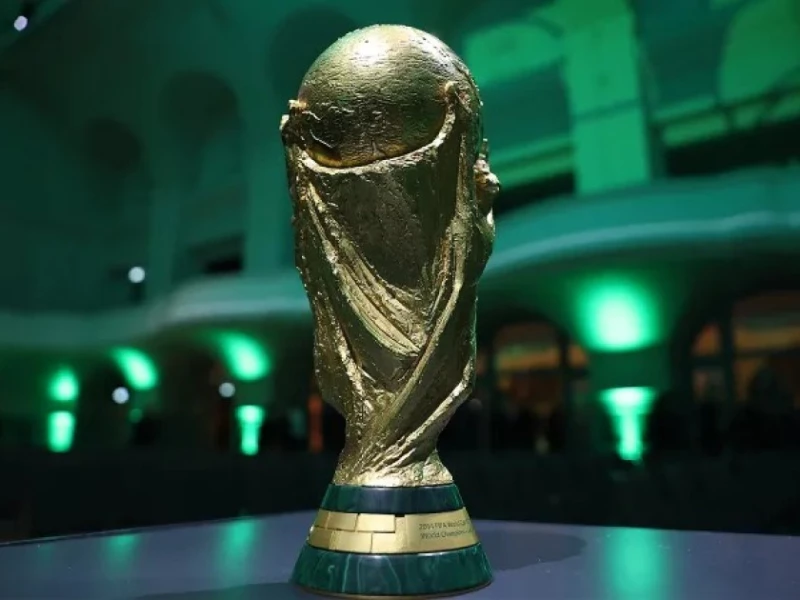 Fransa millisinin sabiq futbolçusu dünya kubokunun nüsxəsini hərracda satıb