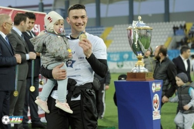 Millimizin futbolçusu uşaqlar üçün şeir səsləndirdi