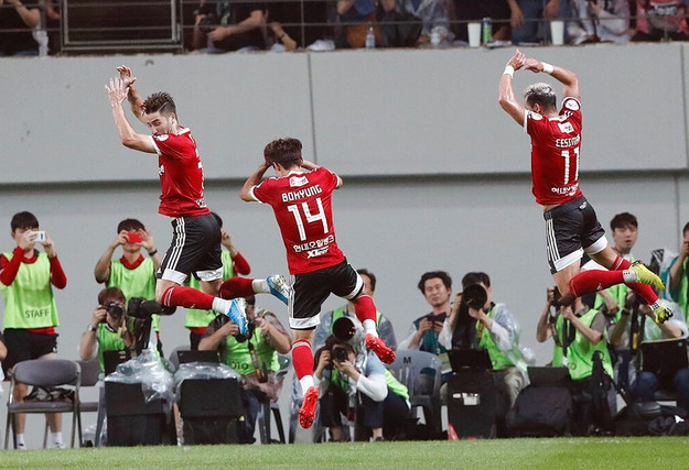 Meydanda futbolçulara danışmamaq tövsiyə olunur