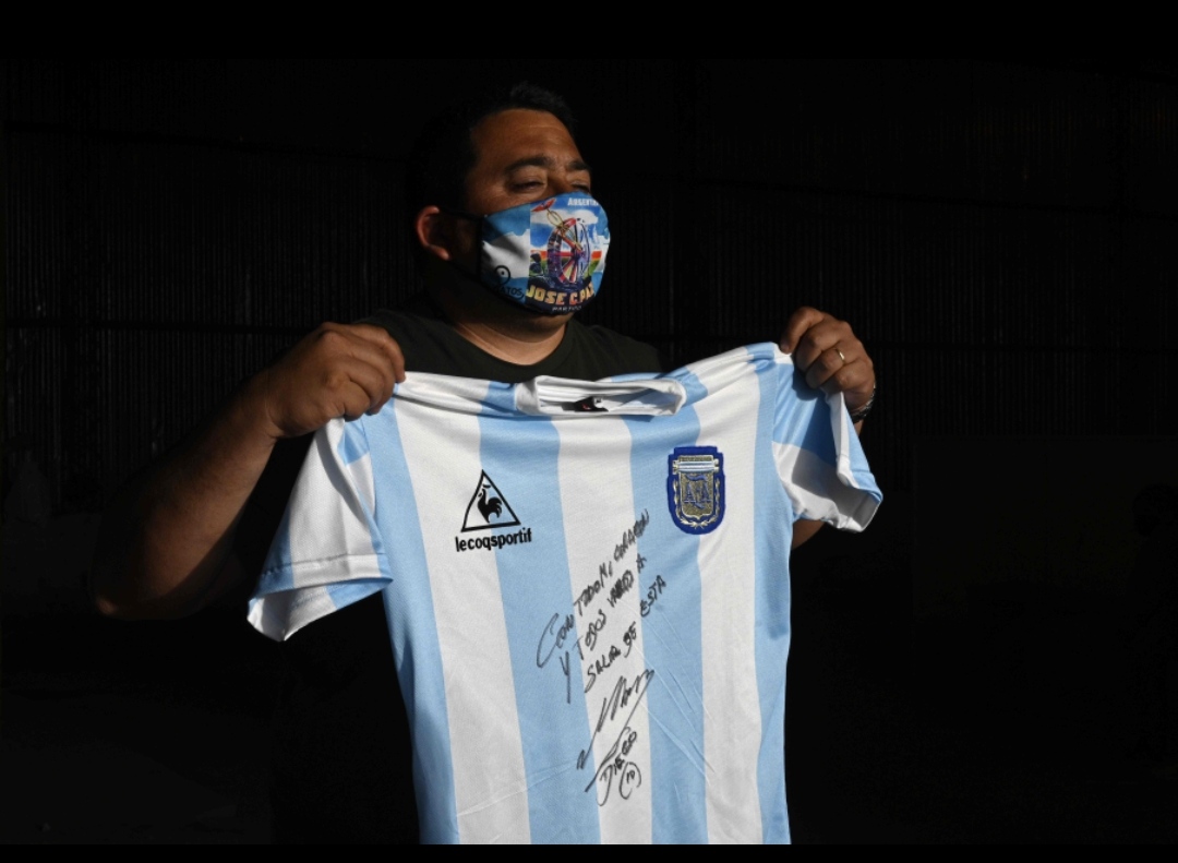 Dünya çempionu forması ilə xeyriyyə aksiyası keçirib