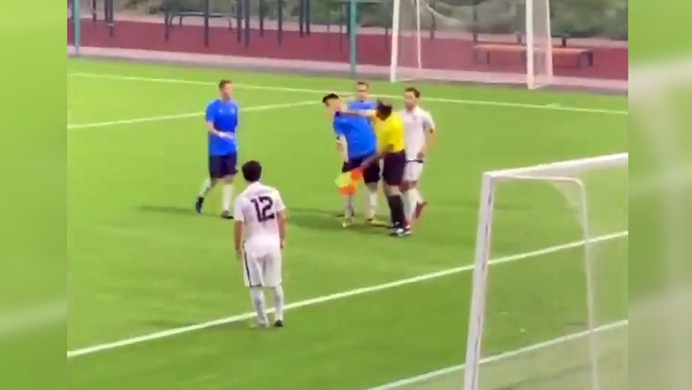 Hakim futbolçuya etrazını yumruqla bildirdi