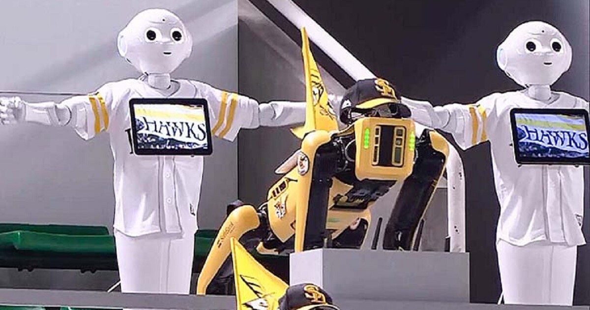 İnsanları tribunada robotlar əvəz etdi