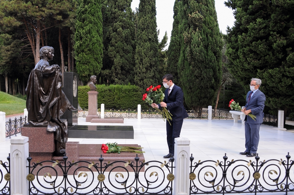 Azərbaycan mətbuatının nümayəndələri Fəxri xiyabanda ulu öndər Heydər Əliyevin məzarını ziyarət ediblər