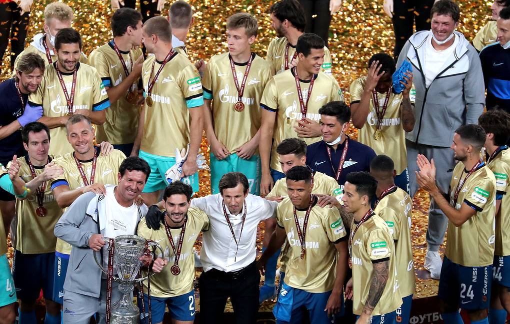 Futbolçular kuboku sındırdılar