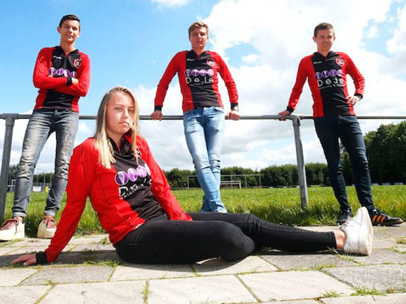 Qadın futbolçu kişi klubuna transfer oldu