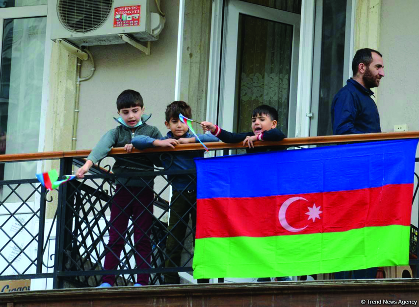 UŞAQLARIN QƏLƏBƏ SEVİNCİ - Foto