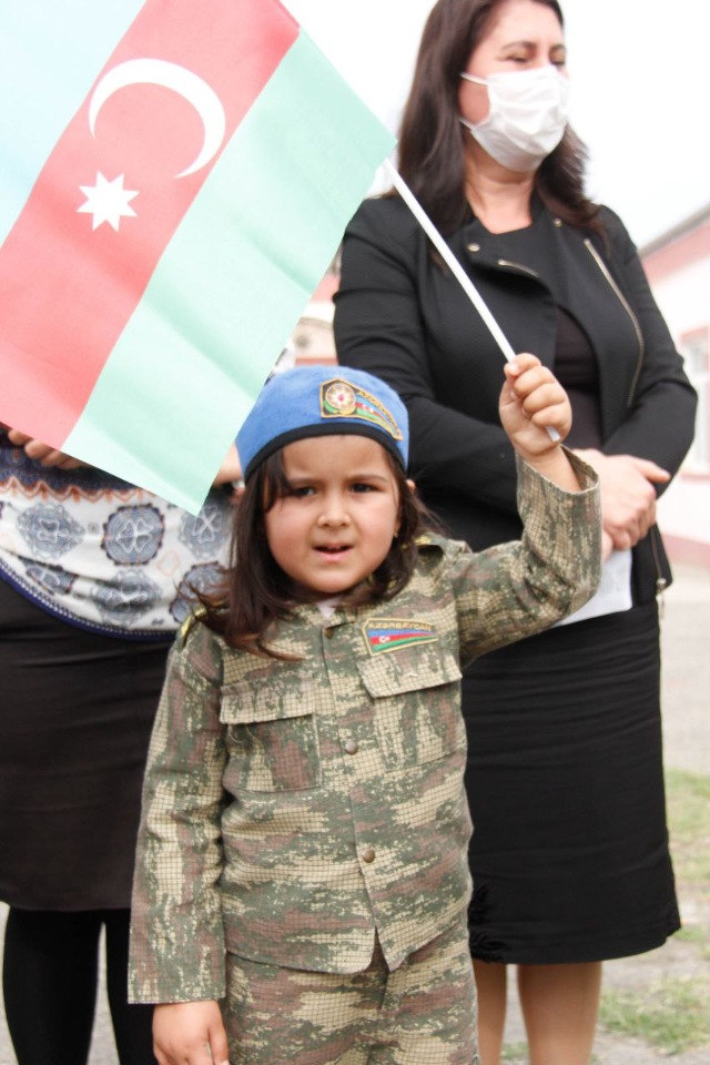 UŞAQLARIN QƏLƏBƏ SEVİNCİ - Foto