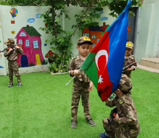 UŞAQLARIN QƏLƏBƏ SEVİNCİ - Foto