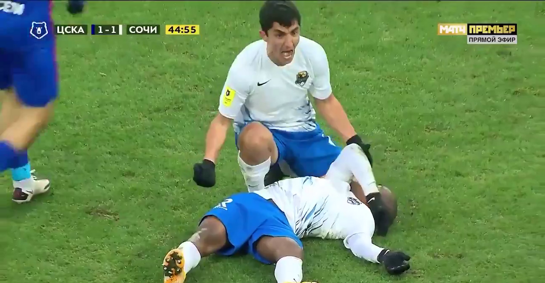 Futbolçu meydanda huşunu itirdi