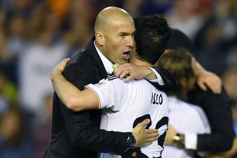 Zidan futbolçularını qorumağa çalışır