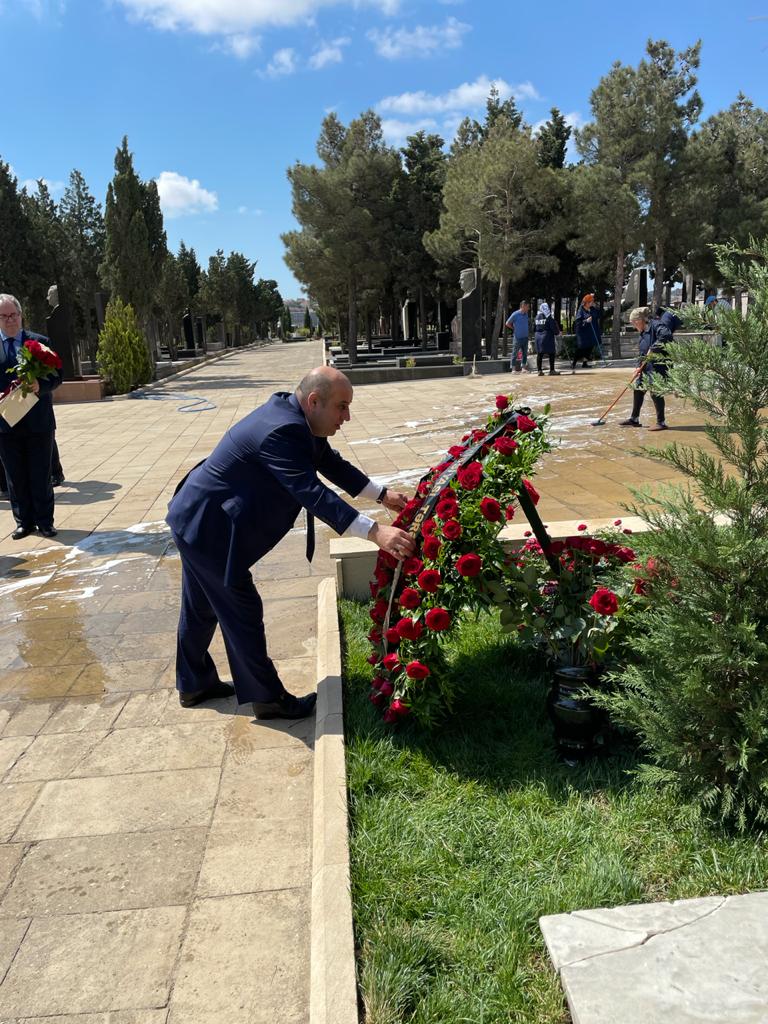 Latviyanın Azərbaycandakı səfiri, AzƏOK-un üzvləri ictimai xadim Azad Rəhimovun məzarını ziyarət ediblər