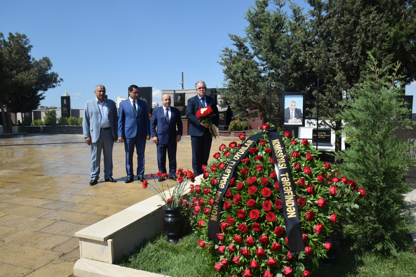 Latviyanın Azərbaycandakı səfiri, AzƏOK-un üzvləri ictimai xadim Azad Rəhimovun məzarını ziyarət ediblər