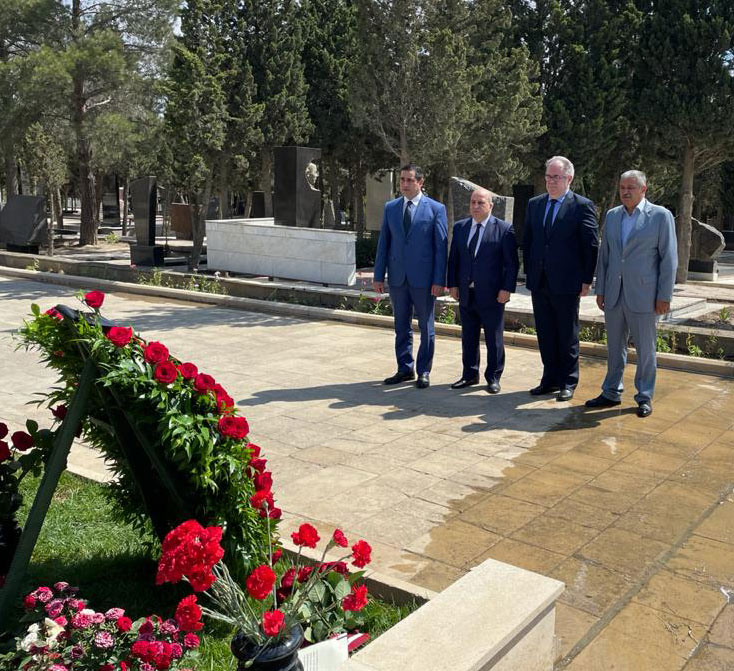 Latviyanın Azərbaycandakı səfiri, AzƏOK-un üzvləri ictimai xadim Azad Rəhimovun məzarını ziyarət ediblər