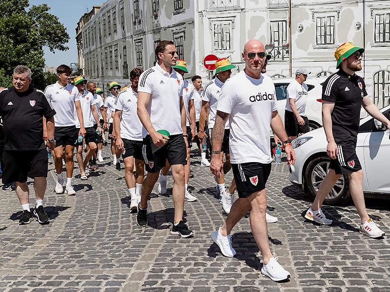 Uelsli futbolçular Bakıda gəzintiyə çıxdılar