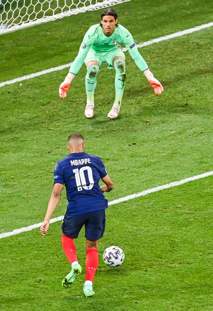 &laquo;Bankirlər&raquo; &laquo;üçrənglilər&raquo;i Parisə yola saldı &mdash; Fotoreportaj