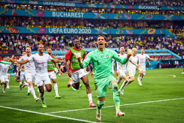 &laquo;Bankirlər&raquo; &laquo;üçrənglilər&raquo;i Parisə yola saldı &mdash; Fotoreportaj