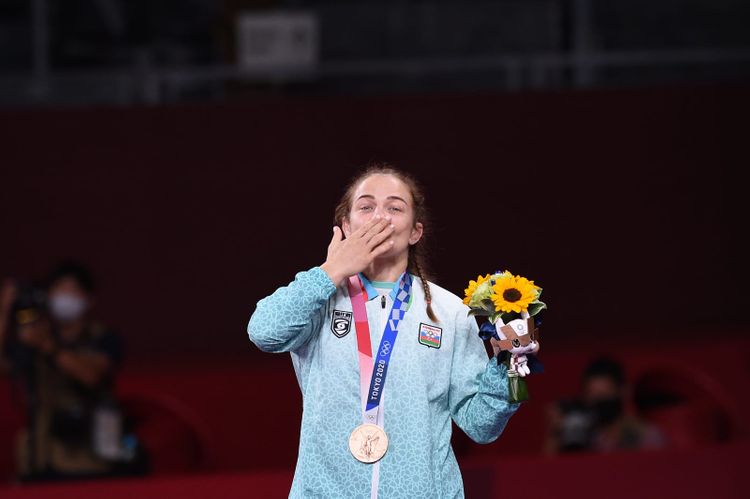 Mariya Stadnikə Tokio Olimpiadasının bürünc medalı təqdim olundu - FOTO