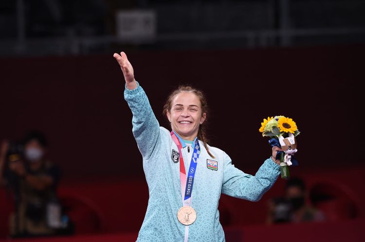 Mariya Stadnikə Tokio Olimpiadasının bürünc medalı təqdim olundu - FOTO