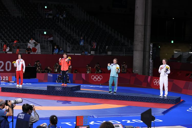 Mariya Stadnikə Tokio Olimpiadasının bürünc medalı təqdim olundu - FOTO