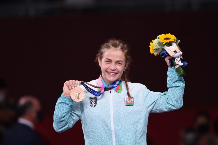 Mariya Stadnikə Tokio Olimpiadasının bürünc medalı təqdim olundu - FOTO