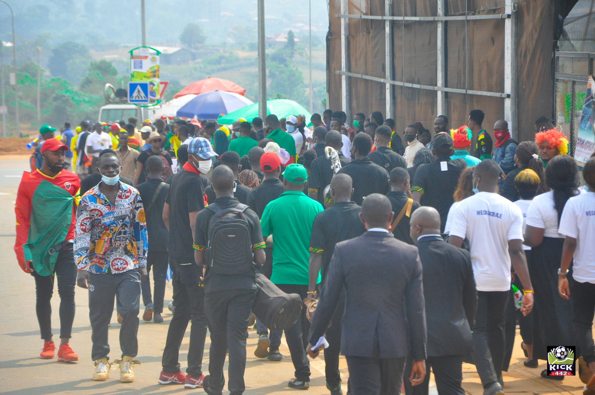 Kamerunda azarkeşlər stadionlara tələsirlər - Fotoreportaj