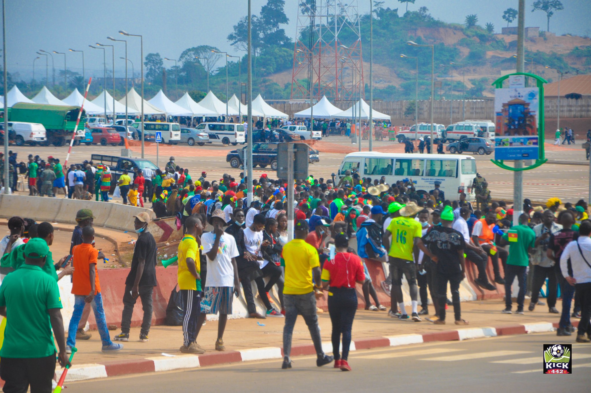Kamerunda azarkeşlər stadionlara tələsirlər - Fotoreportaj