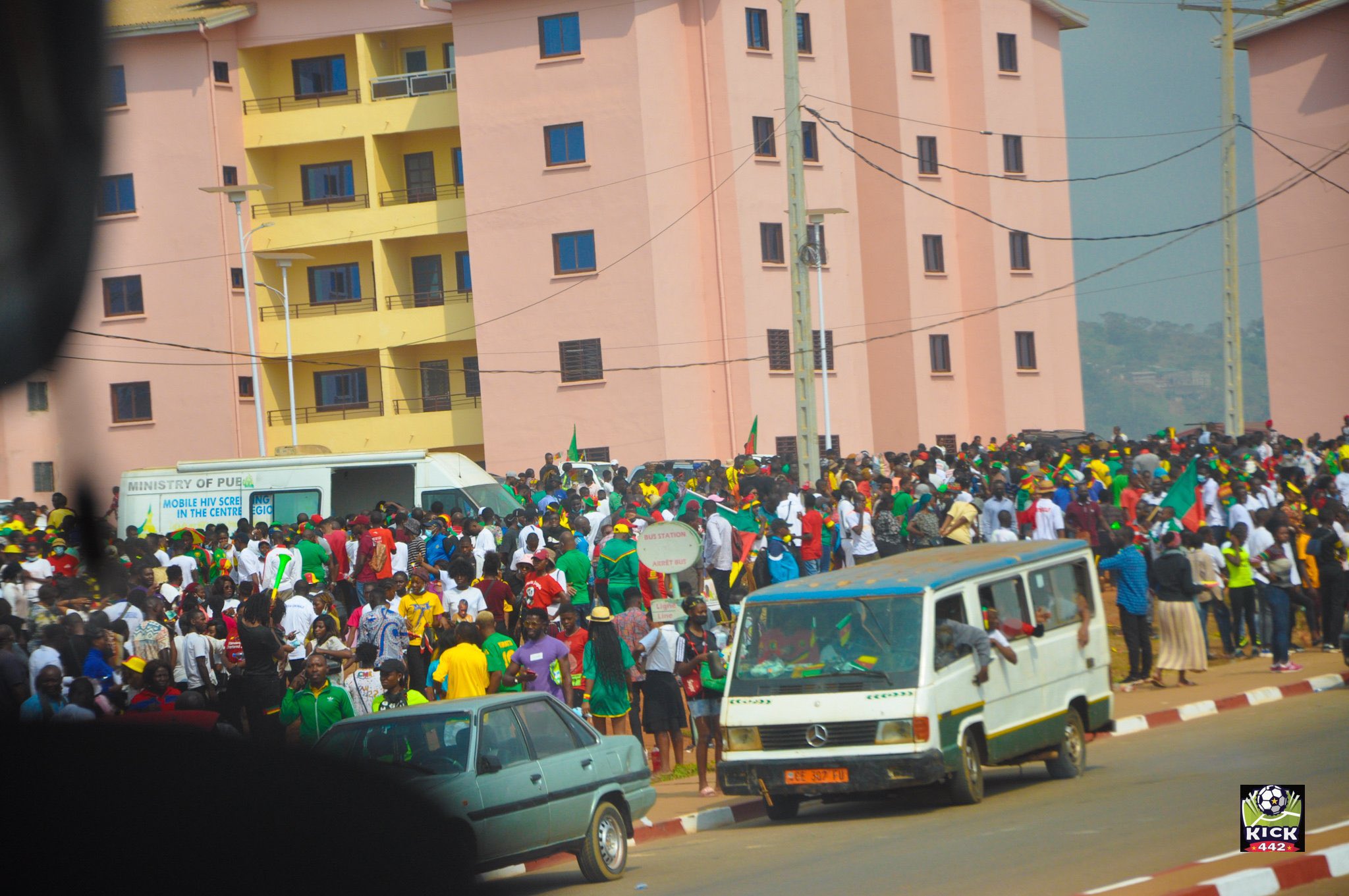 Kamerunda azarkeşlər stadionlara tələsirlər - Fotoreportaj