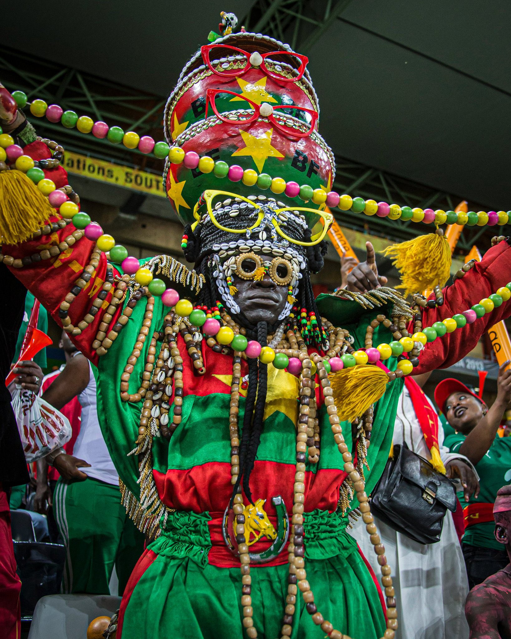 Kamerunda azarkeşlər stadionlara tələsirlər - Fotoreportaj