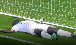 Futbolçu oyun zamanı infarkt keçirdi&nbsp;