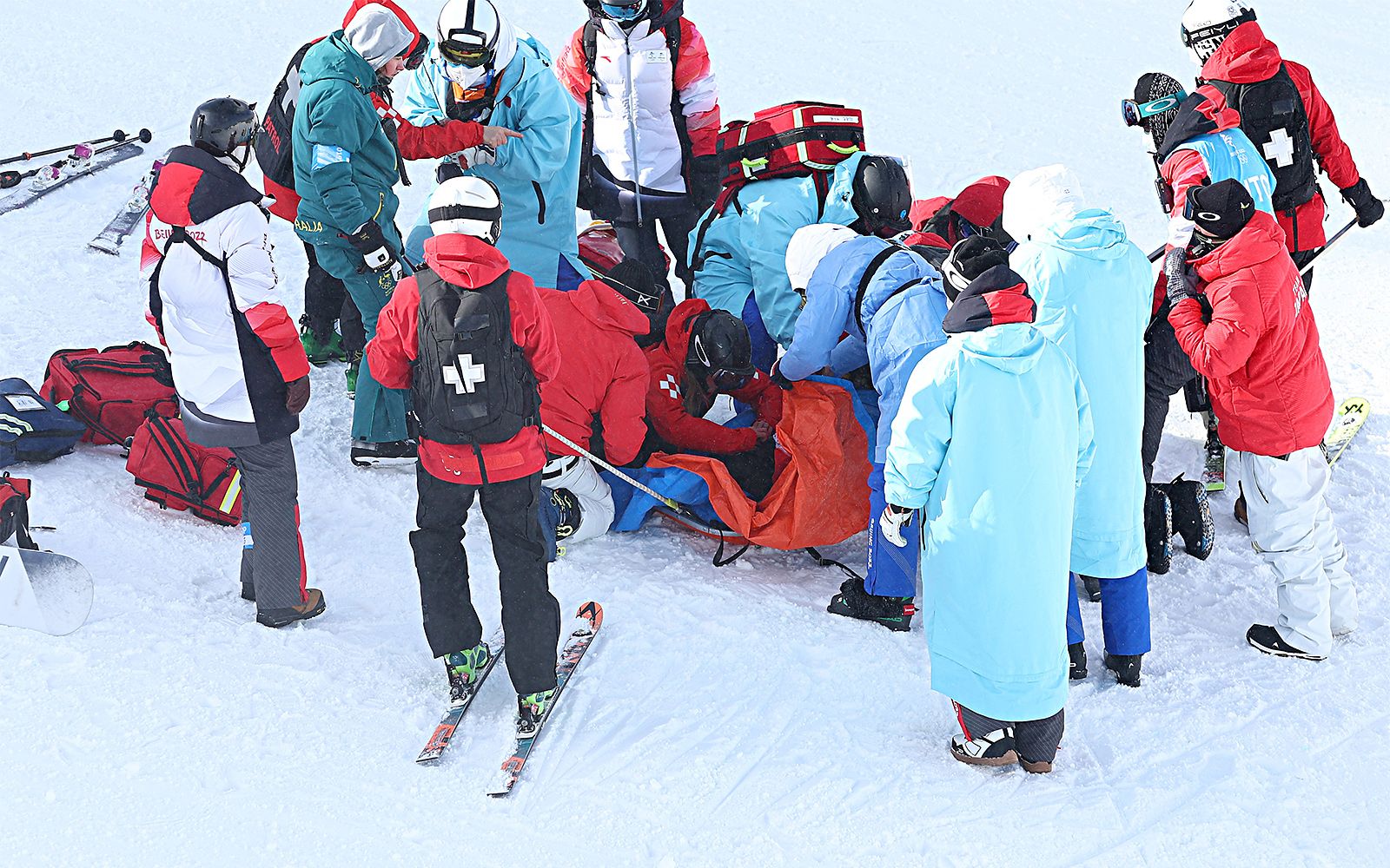 Yaponiyalı snoubortçu xərəklə xəstəxanaya aparılıb &mdash; Foto