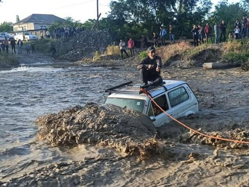 &quot;Niva&quot; çayı keçə bilmədi - Sürücü belə xilas edildi - VİDEO - FOTO