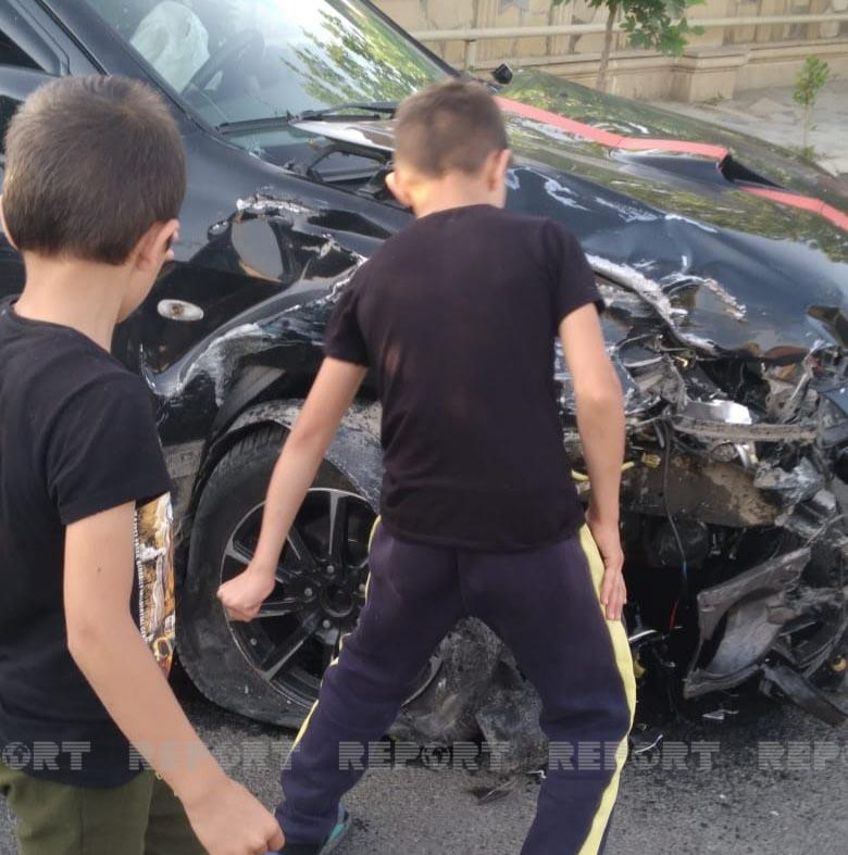 Biləsuvarda qəza nəticəsində avtomobil 2 yerə bölünüb, xəsarət alanlar var - VIDEO / FOTOLAR