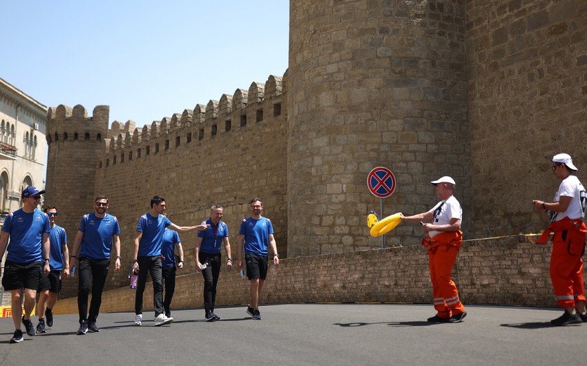 &quot;Formula 1&quot; pilotu Bakıda qeyri-adi avtoqraf verib