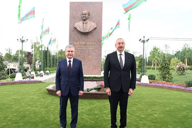 İlham Əliyev və Şavkat Mirziyoyev Daşkənddə Heydər Əliyev Meydanının açılışında - YENİLƏNİB + FOTO