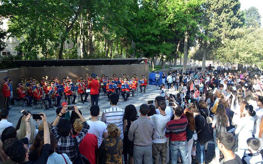 Hərbi orkestrlərin yürüşləri və nümunəvi çıxışları təşkil olunacaq