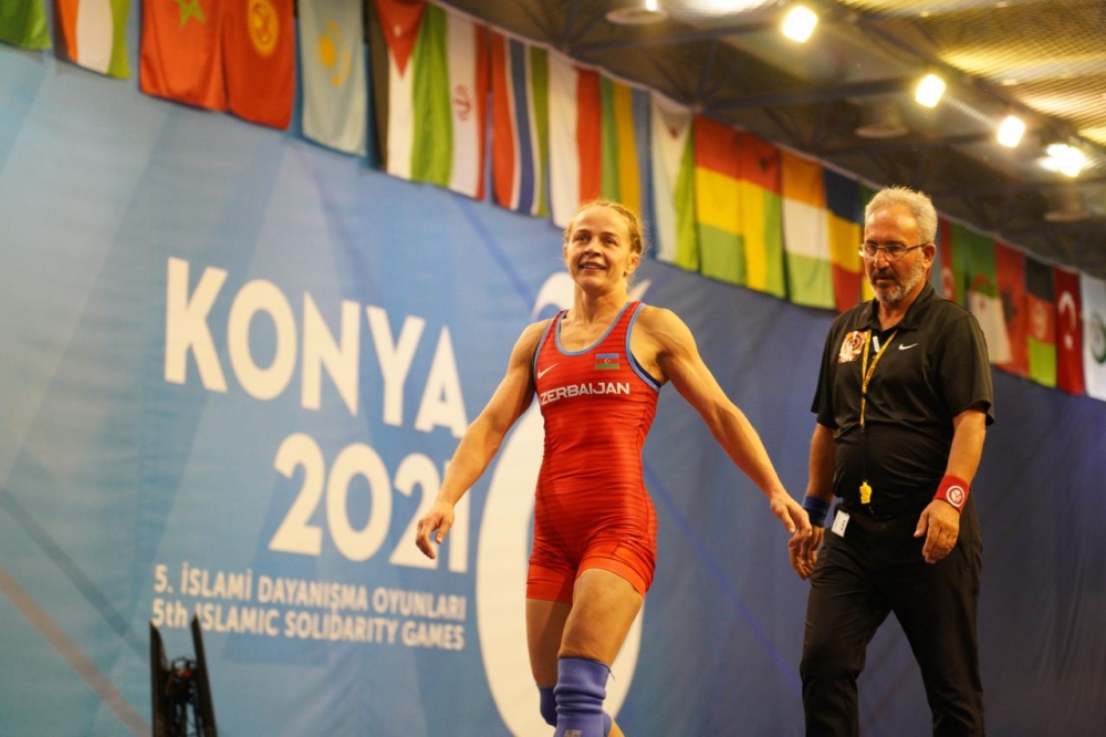 Mariya Stadnikə qızıl medalı MOK-un baş katibi Azər Əliyev təqdim edib