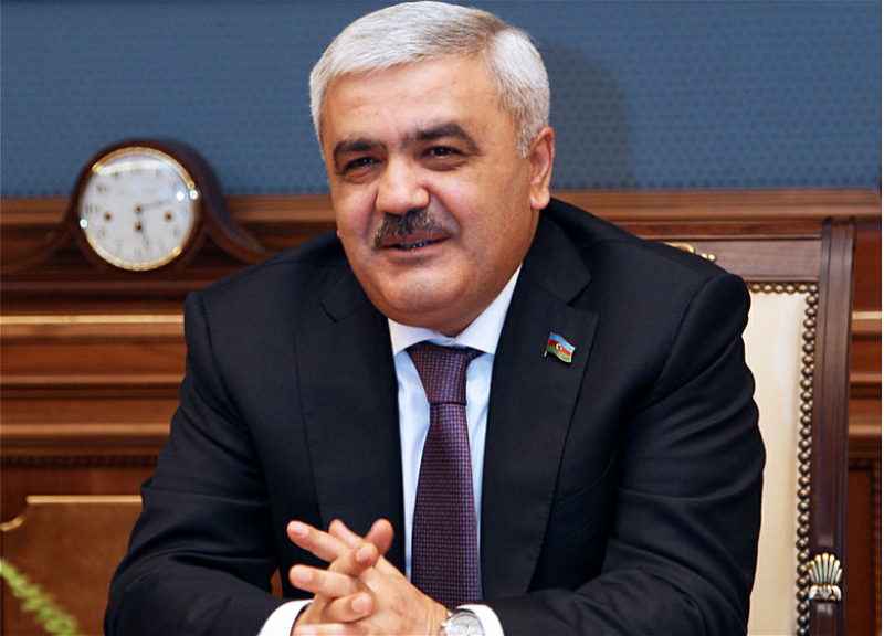 Rövnəq Abdullayev millimizi təbrik etdi