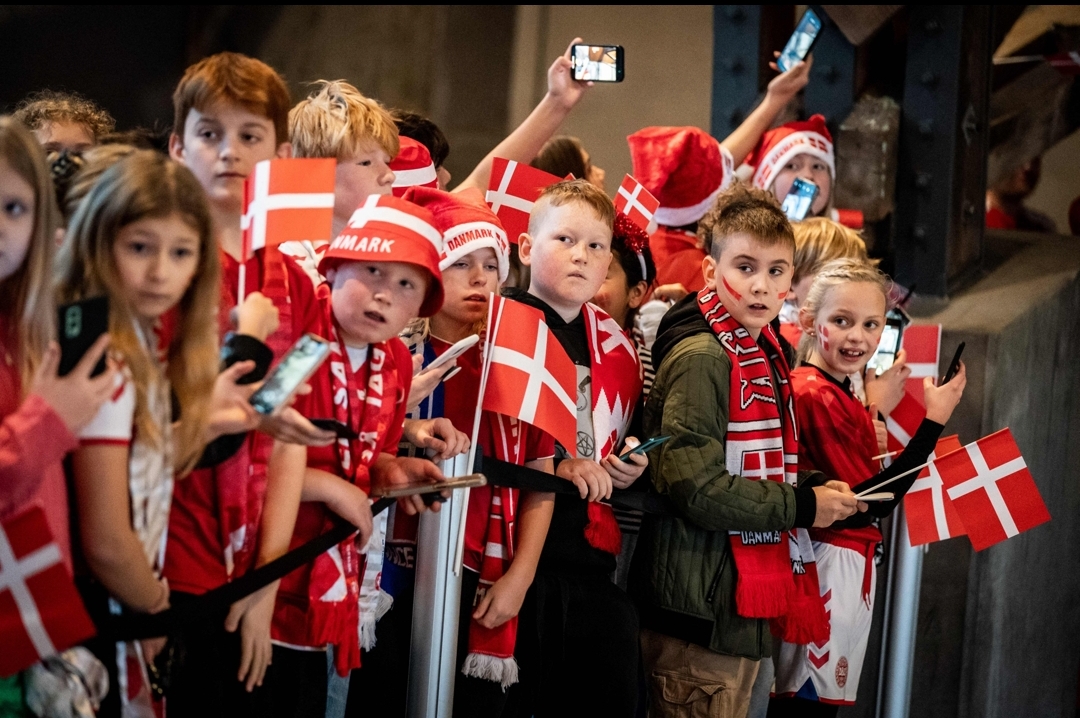 Məktəblilər yığma komandanı yola saldılar - FOTO