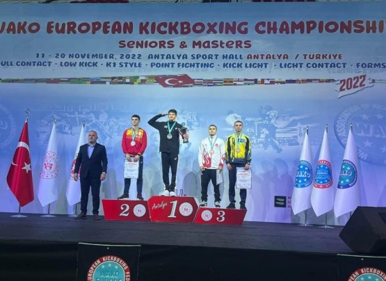 Kikboksçularımız qitə çempionatından 17 medalla qayıdırlar