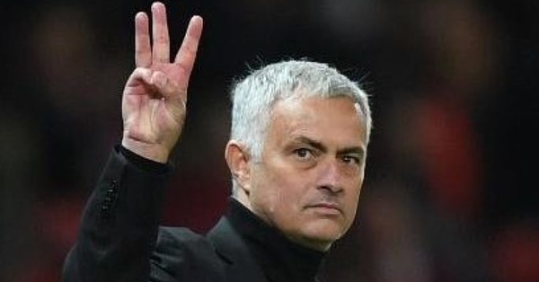 &nbsp;  Mourinyo Depayı tələb edir