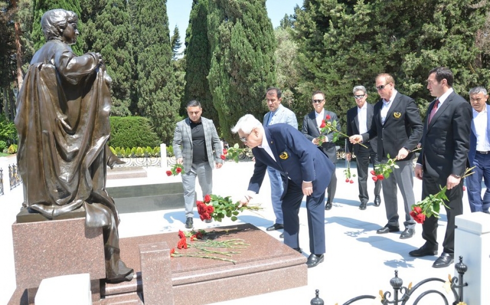 Taekvondo rəsmiləri Fəxri xiyabanı &nbsp;və Şəhidlər xiyabanını ziyarət etdilər &mdash; FOTO