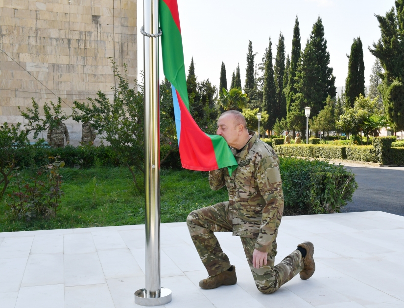 Prezident İlham Əliyev Ağdərə şəhərində Azərbaycanın Dövlət Bayrağını ucaldıb&nbsp;