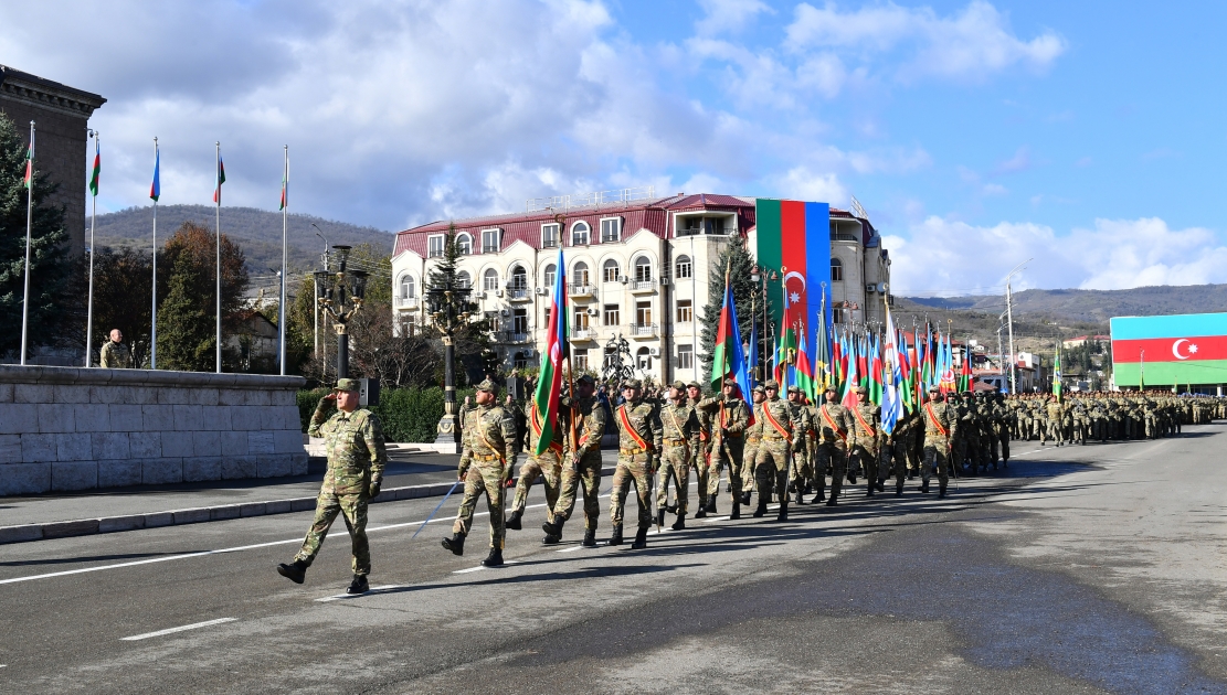 Xankəndi şəhərində Vətən müharibəsində əldə edilən Zəfərin üçüncü ildönümünə həsr olunan hərbi parad keçirilib  Prezident İlham Əliyev və birinci xanım Mehriban Əliyeva paradda iştirak ediblər&nbsp;