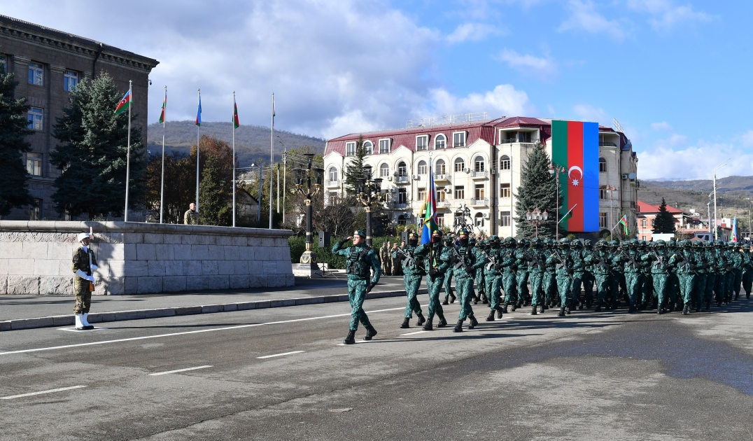 Xankəndi şəhərində Vətən müharibəsində əldə edilən Zəfərin üçüncü ildönümünə həsr olunan hərbi parad keçirilib  Prezident İlham Əliyev və birinci xanım Mehriban Əliyeva paradda iştirak ediblər&nbsp;