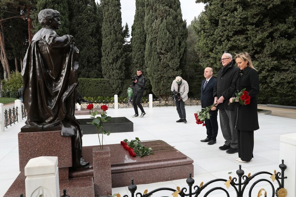 Avropa Ədalətli Oyunlar Hərəkatı Konqresinin iştirakçıları Ulu Öndər Heydər Əliyevin məzarını və Şəhidlər xiyabanını ziyarət ediblər