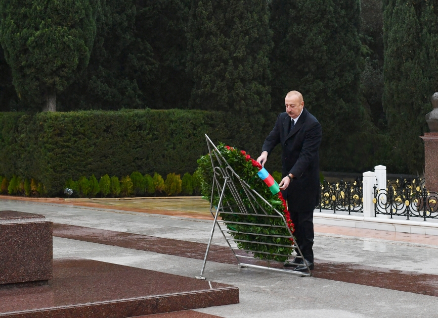 Prezident İlham Əliyev Ümummilli Lider Heydər Əliyevin məzarını ziyarət edib